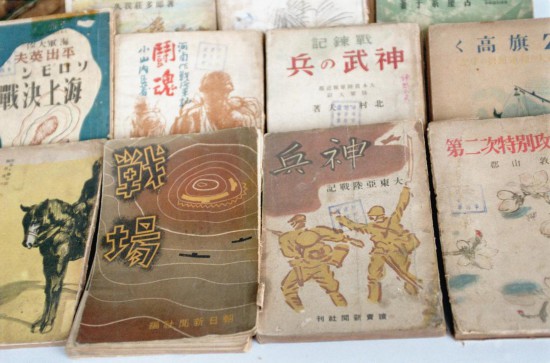 　　图为日本读卖新闻社、朝日新闻社当年出版的部分书籍，许多书名充斥着对侵华日军的美化。新华社记者陈天湖摄（传真照片）（1998年2月13日发）