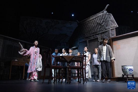 　　4月22日，在澳大利亚墨尔本帕莱剧场，中国国家话剧院演员与戏剧爱好者在舞台上互动。新华社发（主办方供图）