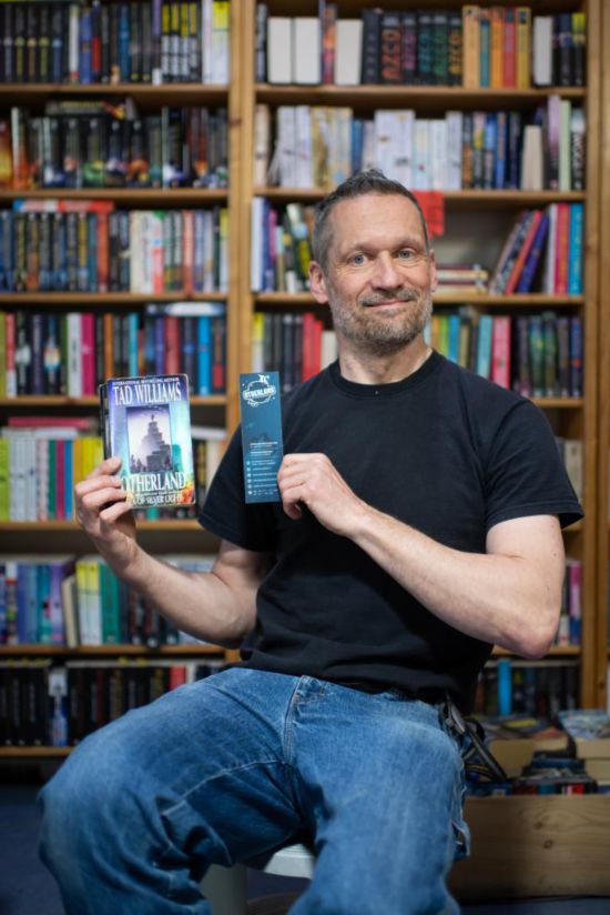 　　4月16日，在德国柏林，异境书店合伙人之一沃尔夫冈·特雷斯手持书店名称来源的书籍。新华社记者张豪夫摄