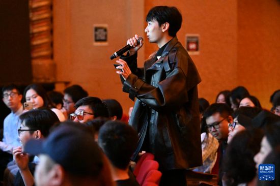 　　4月22日，在澳大利亚墨尔本帕莱剧场，戏剧爱好者向中国国家话剧院演员提问。新华社记者 徐海静 摄