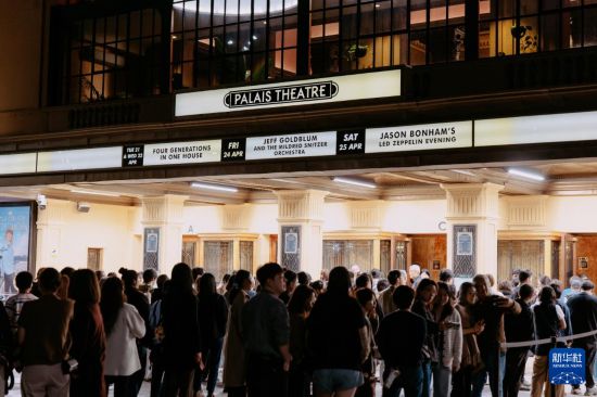 　　4月21日，在澳大利亚墨尔本，观众等待进入剧场观看中国国家话剧院经典话剧《四世同堂》。新华社发（主办方供图）