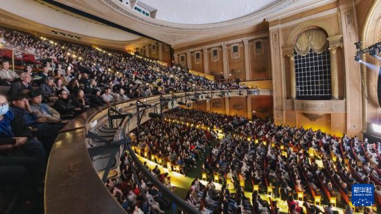 　　4月21日，在澳大利亚墨尔本帕莱剧场，观众观看中国国家话剧院经典话剧《四世同堂》。新华社发（主办方供图）