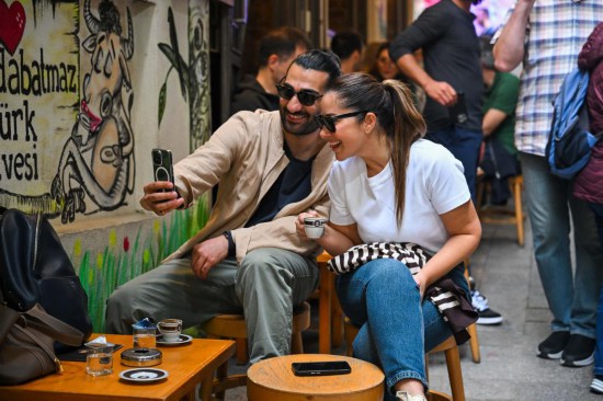 　　2025年11月22日，顾客在土耳其伊斯坦布尔的曼达巴特马兹咖啡店外合影。新华社记者刘磊摄