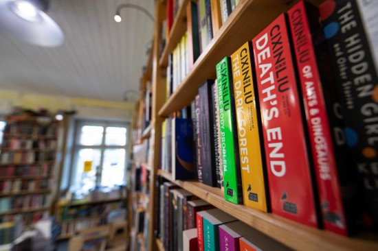 　　这是4月16日在德国柏林异境书店内拍摄的中国科幻作家刘慈欣的作品。新华社记者张豪夫摄