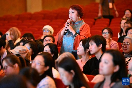 　　4月22日，在澳大利亚墨尔本帕莱剧场，戏剧爱好者向中国国家话剧院演员提问。新华社记者 徐海静 摄