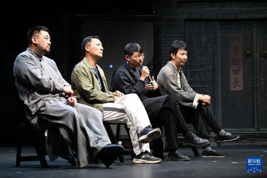 　　4月22日，在澳大利亚墨尔本帕莱剧场，中国国家话剧院演员回答戏剧爱好者问题。新华社记者 徐海静 摄