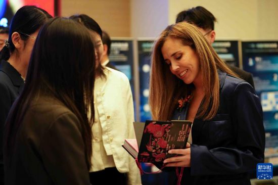 　　4月27日，在哥伦比亚波哥大，嘉宾在“毕昇印刷合作对话”活动上查看图书。新华社发（安德烈斯·莫雷诺摄）