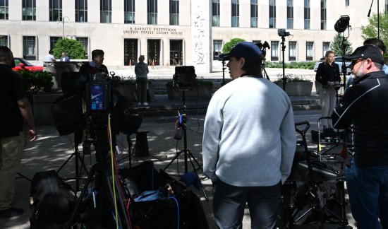 　　4月27日，在美国首都华盛顿，媒体记者在美国哥伦比亚特区联邦地区法院附近守候。新华社记者李睿摄