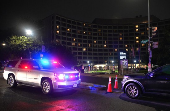 　　4月25日，警车停在举行白宫记者协会晚宴的美国华盛顿希尔顿酒店前。新华社记者李睿摄