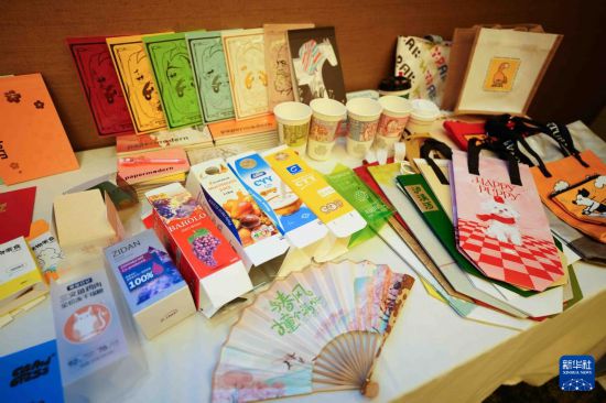 　　这是4月27日在哥伦比亚波哥大“毕昇印刷合作对话”活动上拍摄的印刷制品展览。新华社发（安德烈斯·莫雷诺摄）