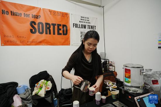 5月17日，在英国伦敦杜鲁门啤酒厂旧址举办的伦敦咖啡节上，现代中国纯茶品牌“源点”创始人金璐莎在展位倒茶。新华社记者 赵家淞 摄