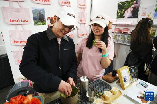 5月17日，在英国伦敦杜鲁门啤酒厂旧址举办的伦敦咖啡节上，茶品牌“不如吃茶”创始人周启贤和丁江村研制抹茶。新华社记者 赵家淞 摄