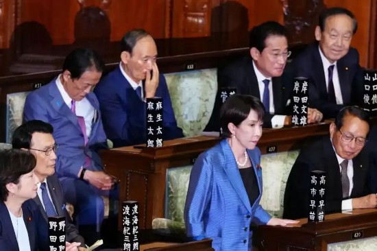 2025年10月21日，日本自民党总裁高市早苗（前排右二）在东京参加临时国会众议院首相指名选举。新华社记者贾浩成摄