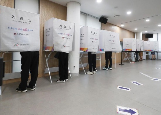 6月3日，选民在韩国首尔的一处投票站参加投票。新华社记者姚琪琳摄