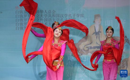 6月13日，在白俄罗斯明斯克，中国演员表演舞蹈节目。新华社发（任科夫摄）
