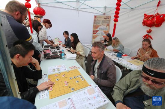 6月13日，在白俄罗斯明斯克，人们参与下象棋活动。新华社发（任科夫摄）