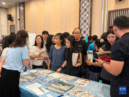 6月14日，在印度尼西亚雅加达，人们在中国高等教育展上了解高校信息。新华社记者 张怡晟 摄