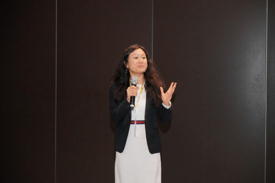 图为京东跨境事业部全球商务总经理毛霞云在第六届中欧(法国)跨境电商论坛发言。