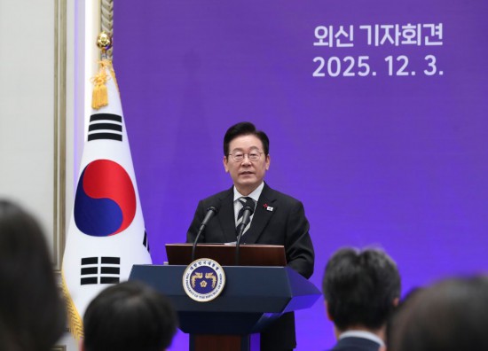 　　2025年12月3日，在韩国首尔青瓦台迎宾馆，韩国总统李在明举行外媒记者会。新华社记者姚琪琳摄