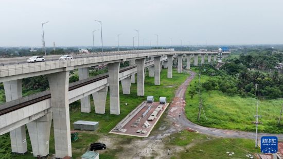 　　这是6月15日在孟加拉国首都达卡拍摄的帕德玛大桥及其铁路连接线（无人机照片）。新华社发