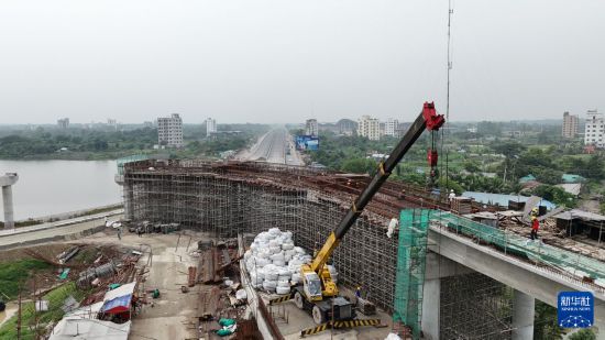 　　这是6月14日在孟加拉国首都达卡拍摄的达卡绕城高速公路施工现场（无人机照片）。新华社发