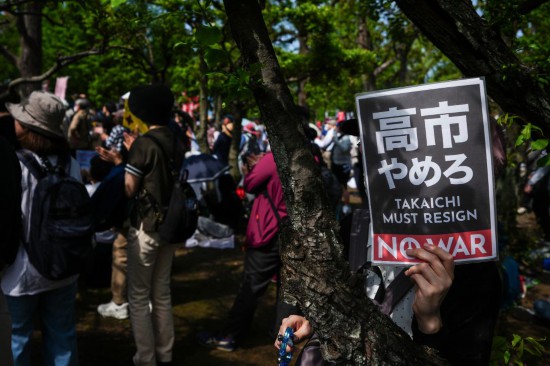 　　4月19日，人们在位于日本东京的国会议事堂周围参加抗议活动，强烈抗议高市早苗政府的修宪企图。新华社记者贾浩成摄