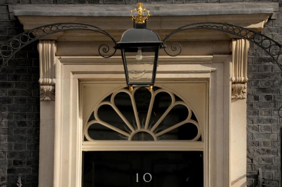 这是2020年4月8日在英国伦敦拍摄的唐宁街10号首相府的大门。新华社发（蒂姆·爱尔兰摄）