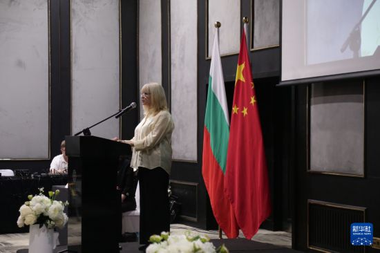 6月30日，在保加利亚首都索非亚举行的“读懂中国之治，共促中保发展”主题研讨会上，保加利亚国民和世界经济大学行政管理学院院长米罗诺娃致辞。新华社记者 姚雨璘 摄