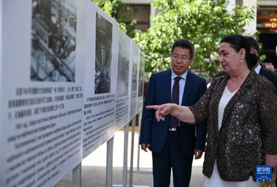 7月1日，嘉宾在塔吉克斯坦首都杜尚别参观中国式现代化成就图片展。新华社记者 冯开华 摄