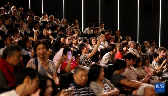 7月5日，在法国巴黎，人们准备观看中国电影《给阿嬷的情书》。新华社记者 邬惠我 摄