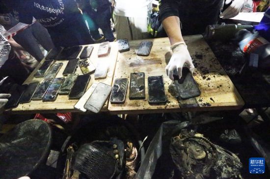 　这是7月13日凌晨在位于泰国曼谷的火灾现场拍摄的被烧毁的物品。新华社发（拉亨摄）
