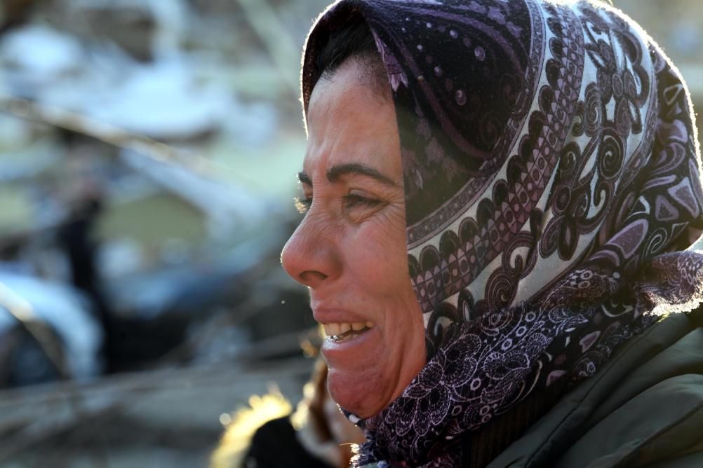 2月8日,在土耳其哈塔伊的一处地震废墟,当地居民等待亲人的消息。新华社记者沙达提摄