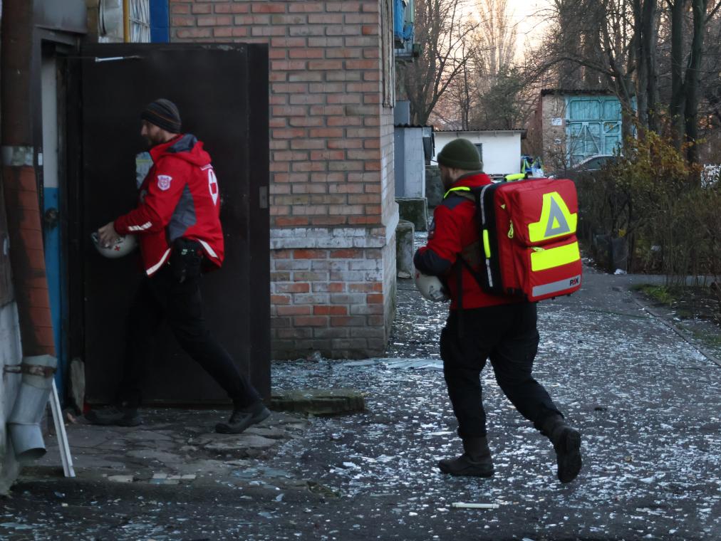11月25日,乌克兰红十字会救援人员在基辅市一栋遭空袭的居民楼实施清理和救助工作。新华社发(罗曼·佩图什科夫摄)