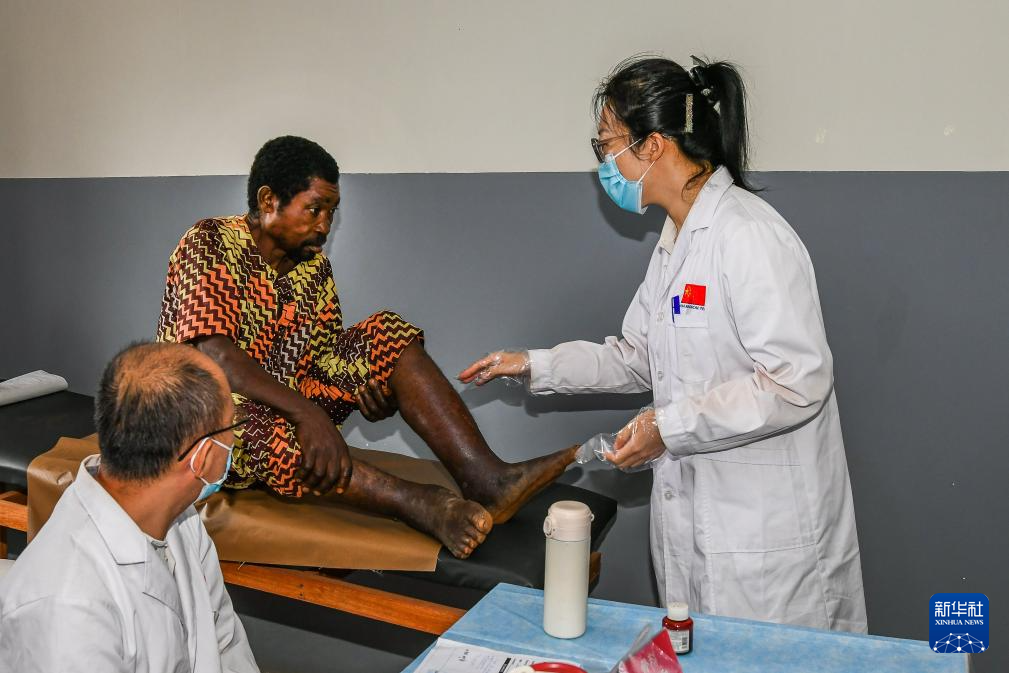 7月24日,在喀麦隆首都雅温得郊外的阿法诺亚村,中国援喀麦隆医疗队队员为当地患者做检查。新华社发(科普索摄)