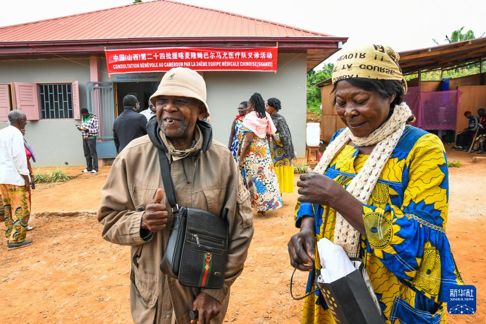 7月24日,在喀麦隆首都雅温得郊外的阿法诺亚村,约瑟菲娜(右)和丈夫来到中国援喀麦隆医疗队义诊现场问诊。新华社发(科普索摄)