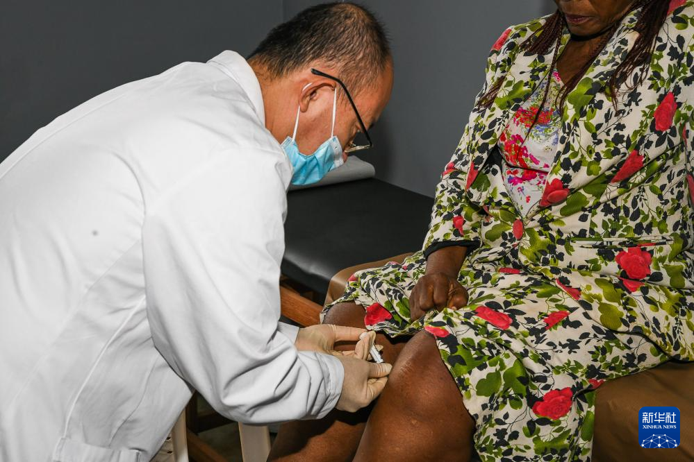 7月24日,在喀麦隆首都雅温得郊外的阿法诺亚村,中国援喀麦隆医疗队队员为当地患者治疗。新华社发(科普索摄)