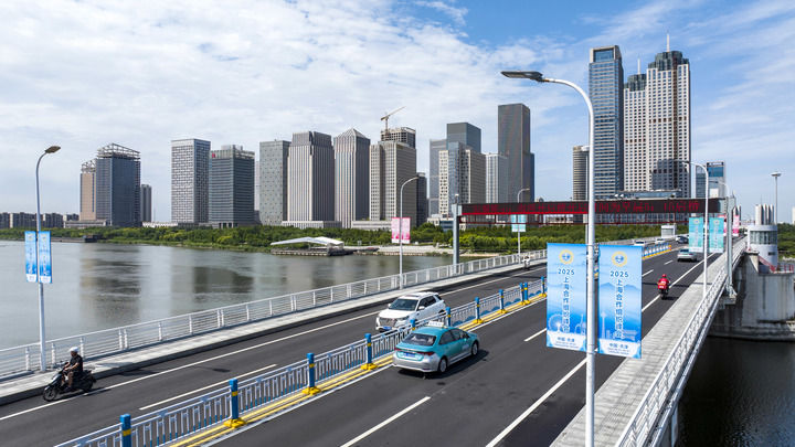 在天津市滨海新区,道路旁的路灯上悬挂着“2025上海合作组织峰会”等标识(2025年8月22日摄)。新华社记者 赵子硕 摄