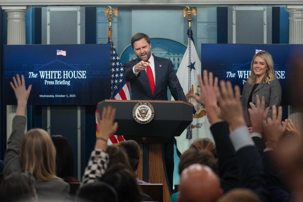 10月1日,在美国首都华盛顿白宫,美国副总统万斯(左)请记者提问。新华社记者胡友松摄