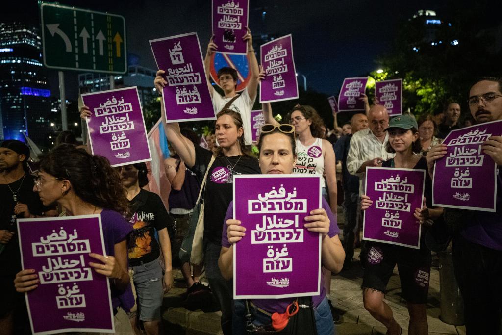 8月17日晚,人们在以色列中部城市特拉维夫的以色列国防部大楼附近参加游行示威活动,敦促以政府尽快与哈马斯达成停火协议,让所有被扣押人员获释。新华社记者陈君清摄