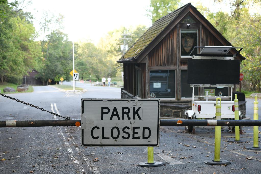 10月3日,在美国弗吉尼亚州费尔法克斯,受联邦政府“停摆”影响,通往大瀑布公园游客中心的道路关闭。新华社记者李睿摄