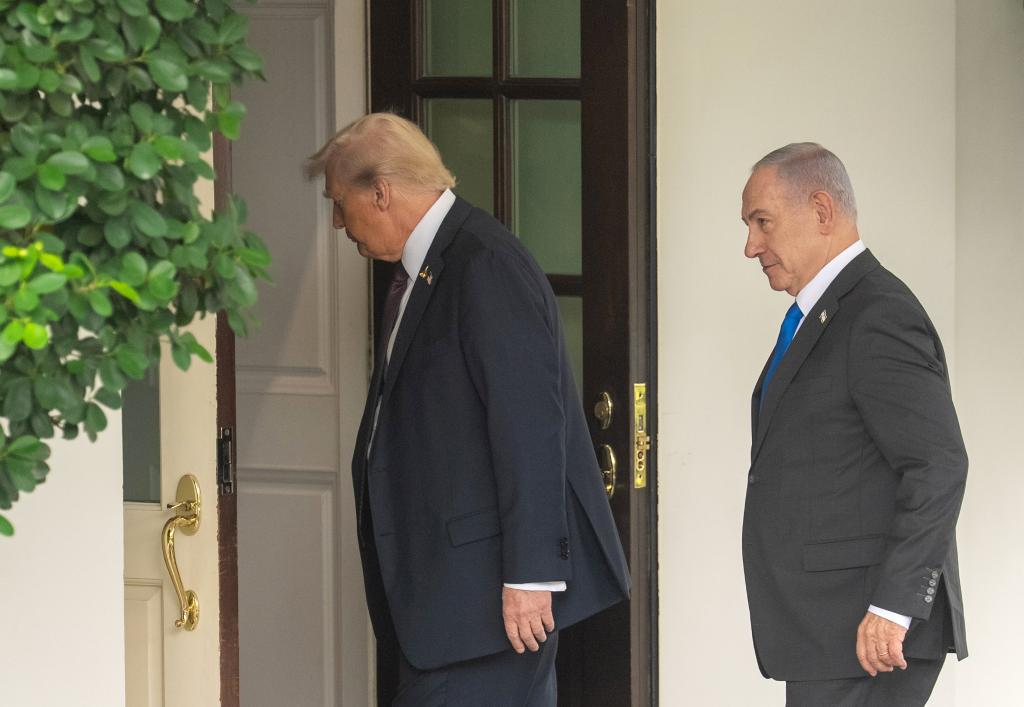 9月29日,在美国首都华盛顿白宫,美国总统特朗普(左)迎接到访的以色列总理内塔尼亚胡。新华社记者胡友松摄