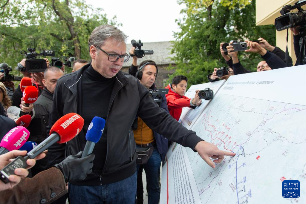 10月3日,在塞尔维亚北部城市苏博蒂察,塞尔维亚总统武契奇在通车仪式现场观看中企承建的匈塞铁路项目的路线展板。新华社记者 石中玉 摄