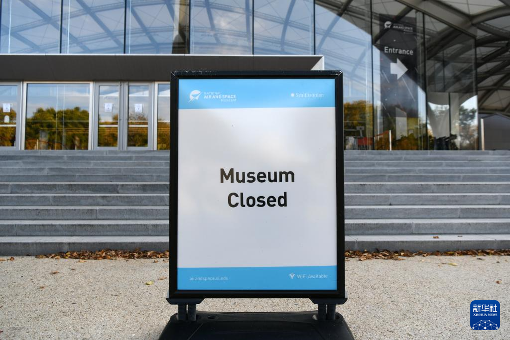 10月21日,公告牌显示位于美国华盛顿的美国国家航空航天博物馆因联邦政府“停摆”而关闭。新华社记者 李睿 摄