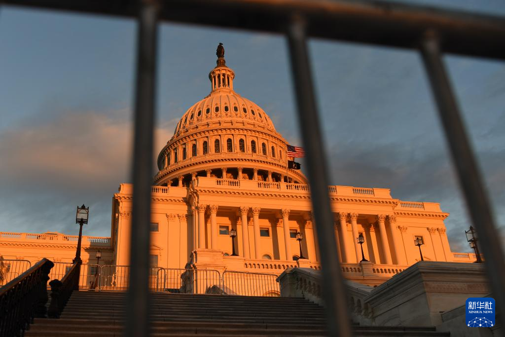 这是10月15日在美国华盛顿拍摄的国会大厦。新华社记者 李睿 摄