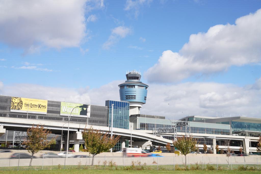 这是10月31日在美国纽约拍摄的拉瓜迪亚机场塔台。新华社记者张凤国摄