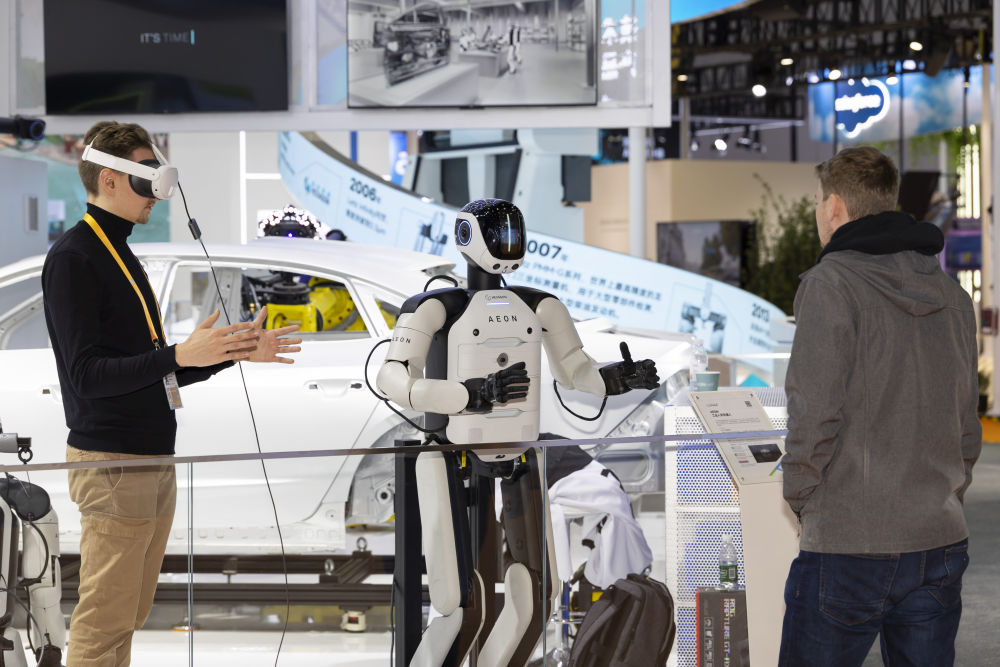 11月4日,工作人员在第八届进博会技术装备展区调试机器人。新华社记者 王翔 摄