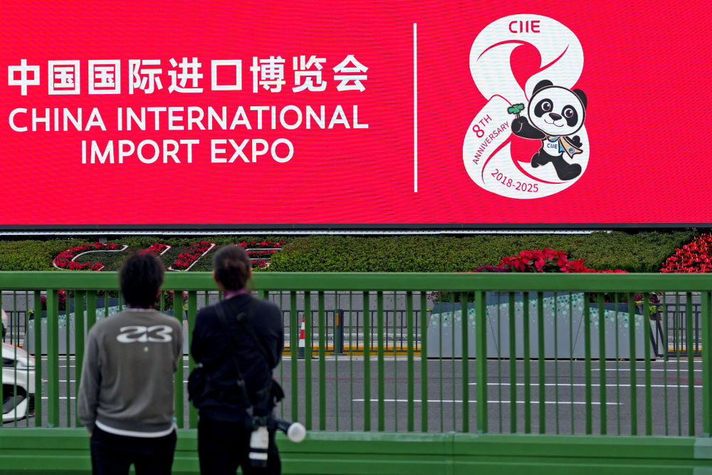 10月29日拍摄的国家会展中心(上海)周边的进博会标志。新华社记者 刘颖 摄