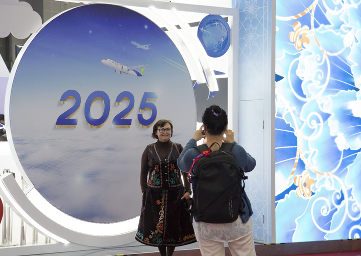 11月5日,观众在第八届进博会国家展中国馆前拍照留影。新华社记者 田薇薇 摄