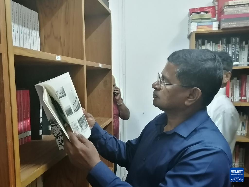 11月5日，在斯里兰卡首都科伦坡，参观者在中国文化中心图书馆翻阅书籍。新华社记者 吴子钰 摄