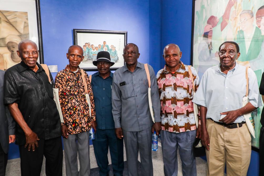 11月26日,在坦桑尼亚达累斯萨拉姆,坦赞铁路退休职工在“同路朋友——坦赞铁路采风绘画展”上合影。新华社发(赫尔曼·埃马纽埃尔摄)